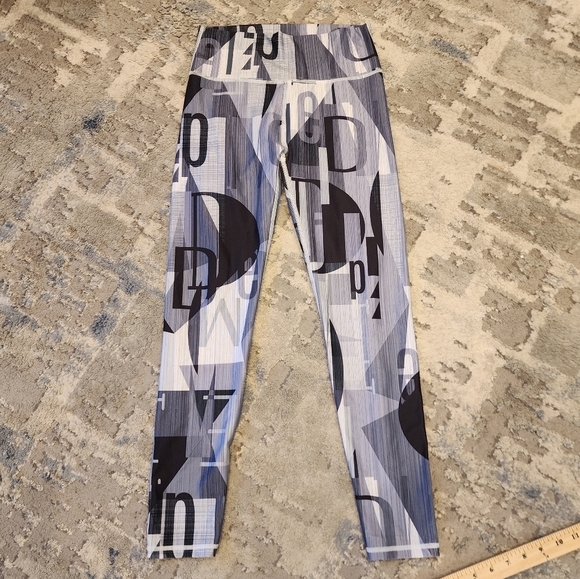 Demi Lovato x Fabletics grey black graphic leggings. Women's size small. - Picture 11 of 16